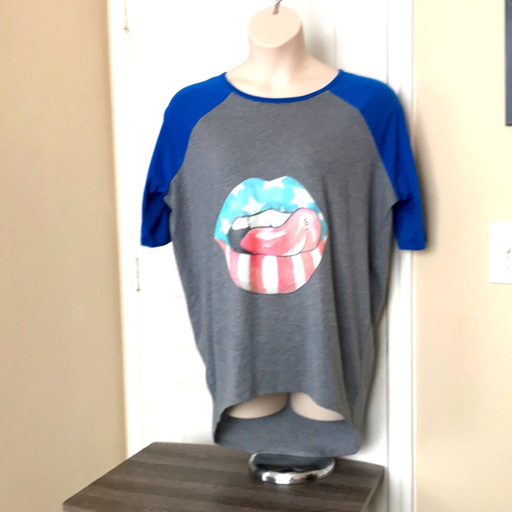 Women’s Stars & Stripes Red, white & blue lip 3/4 over sized tee.  Size XS